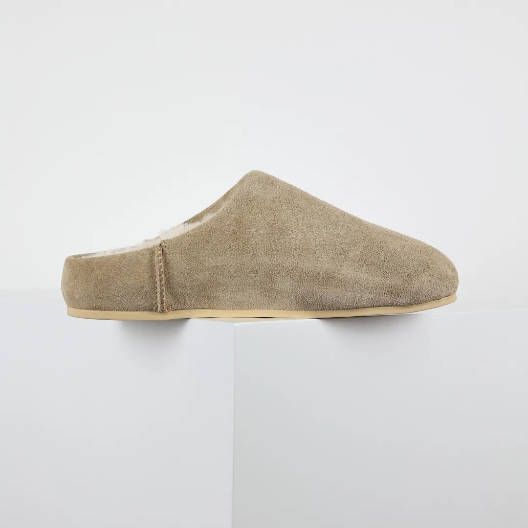 Local self-pickup💰560 Core recommended good price Independently developed original outsole, cashmere insole, keeping warm in winter, suitable for home use. In recent years, uug has launched a style series, which is partially skewed towards the preferences of young consumers, and has also been at the forefront of fashion trends. Shoe body material, water-repellent coated suede upper, 17mm UGGPURE™ implanted wool insole, lightweight non-slip and comfortable rubber outsole, with brand LOGO, complete packaging, size: 35 36 37 38 39 40